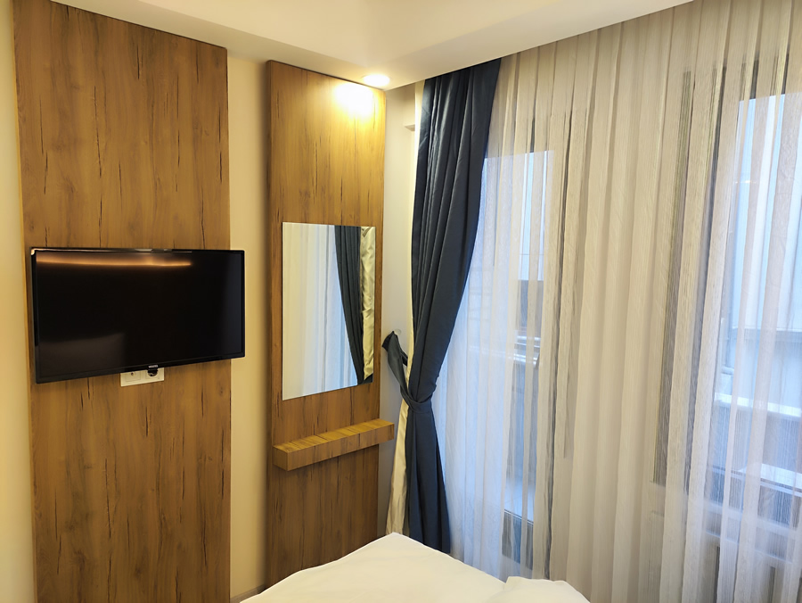 24- HOUR ROOM SERVICE